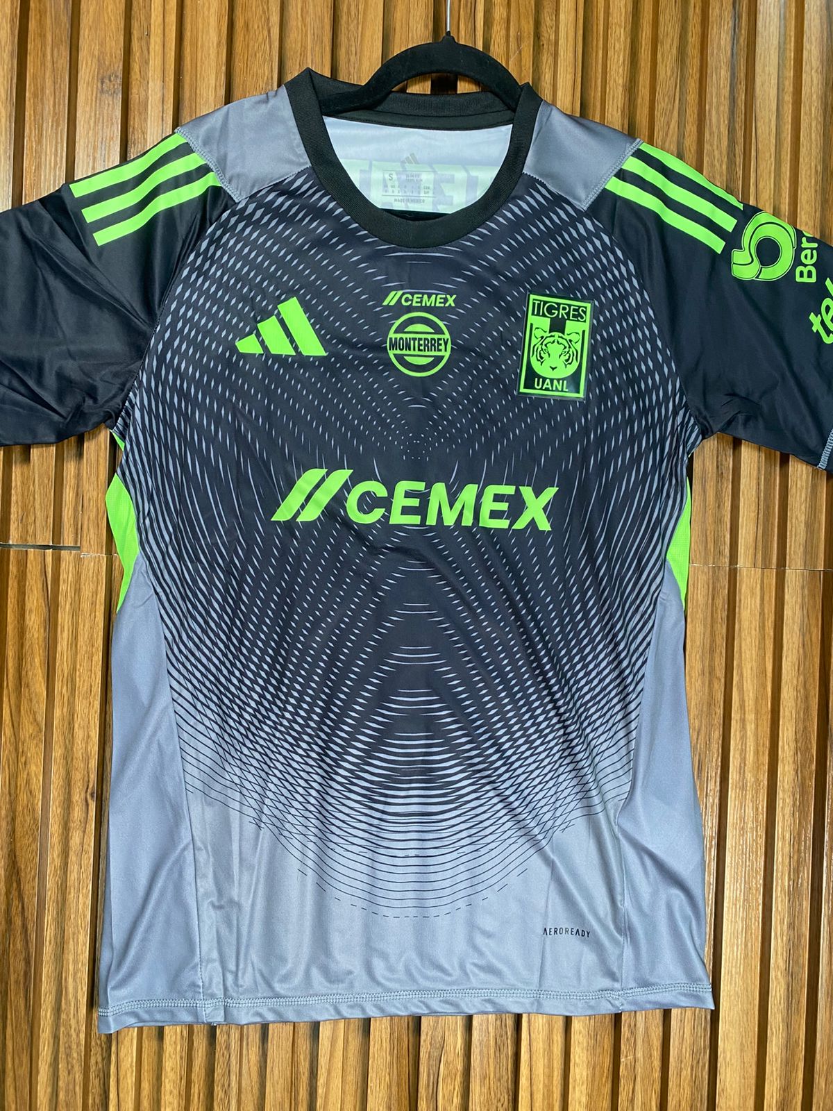 Jersey Tigres portero negro con gris 25-26 NAHUEL V. Jugador