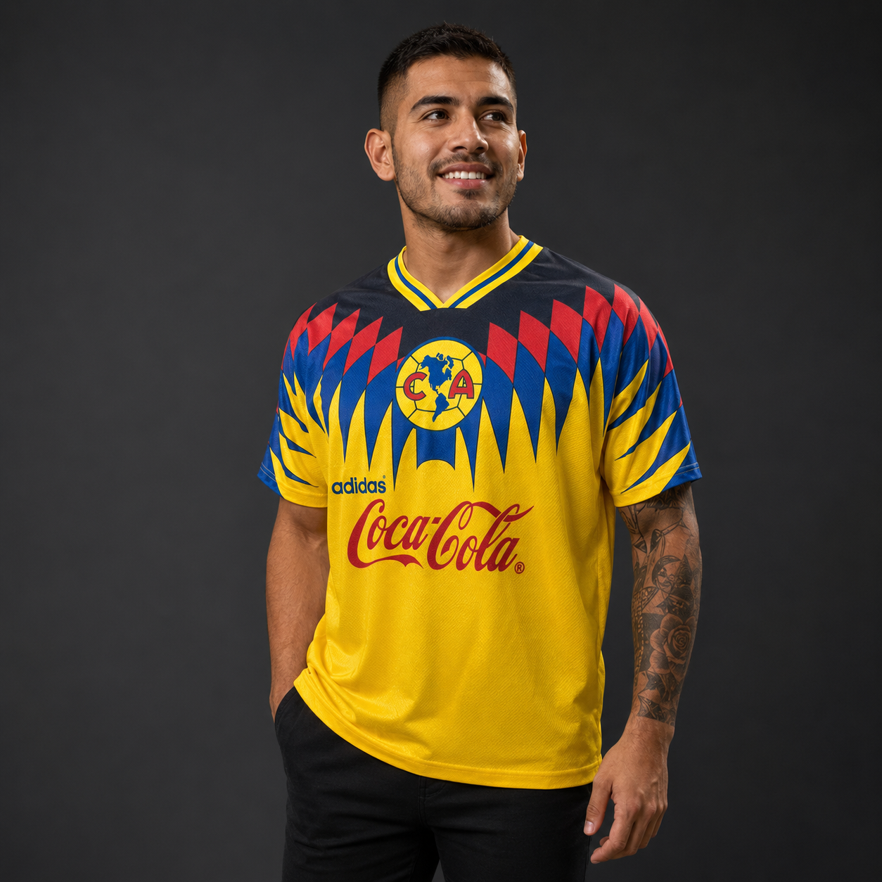 Jersey América Retro 1994 con modelo