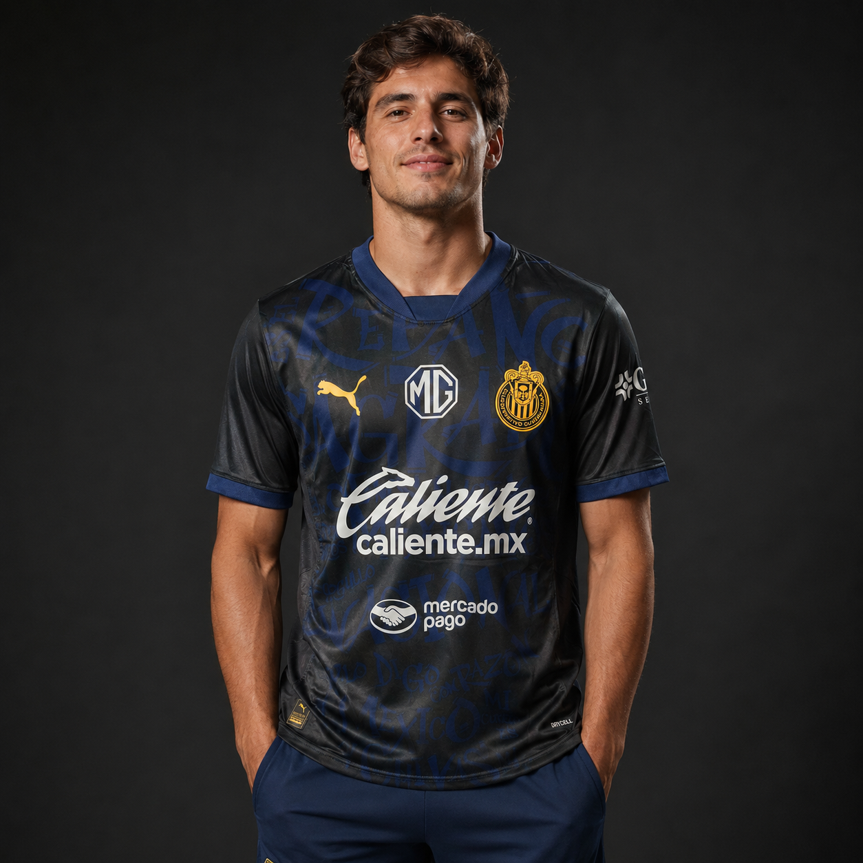 Jersey Chivas Alternativa 24-25 con modelo