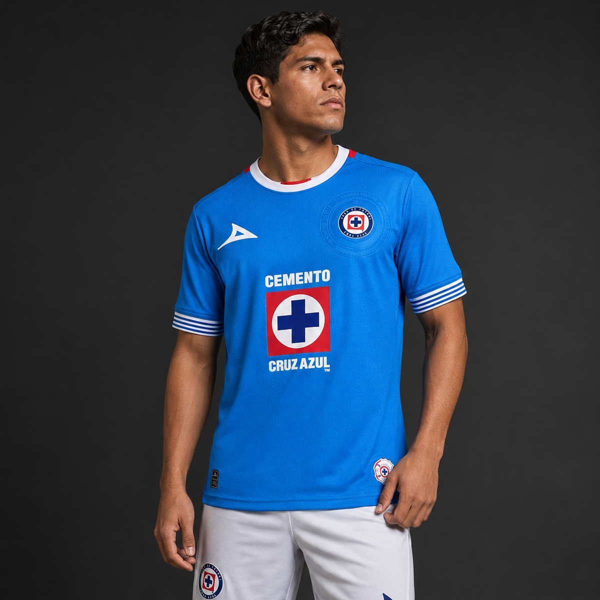 Jersey Cruz Azul Local 24-25 con modelo