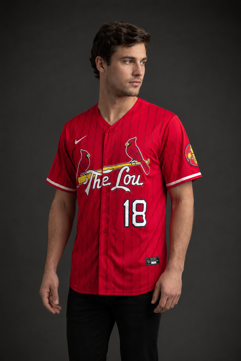 Jersey Cardenales Walker 18 con modelo - GOAT SPORTS