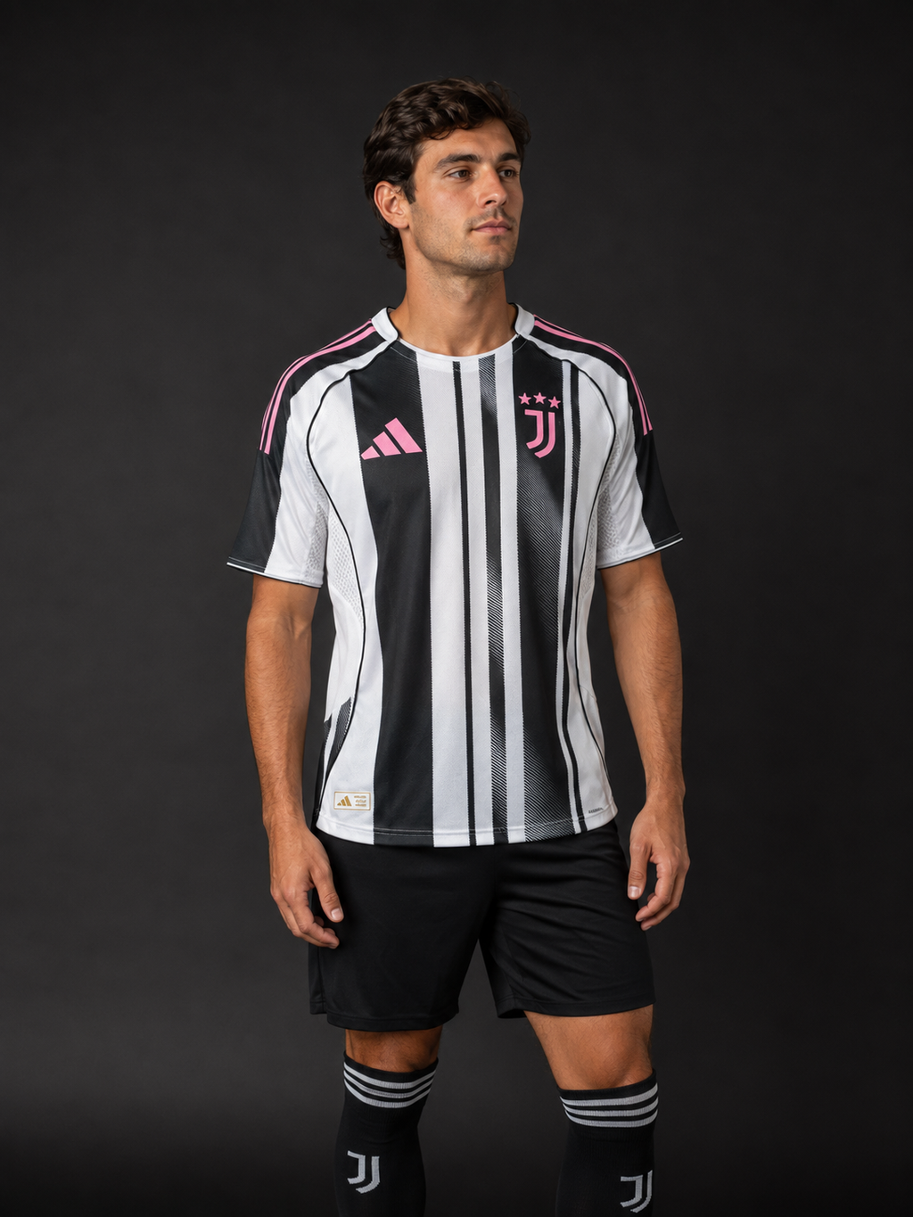 Jersey Juventus Local 25-26 V. Jugador con modelo - GOAT SPORTS