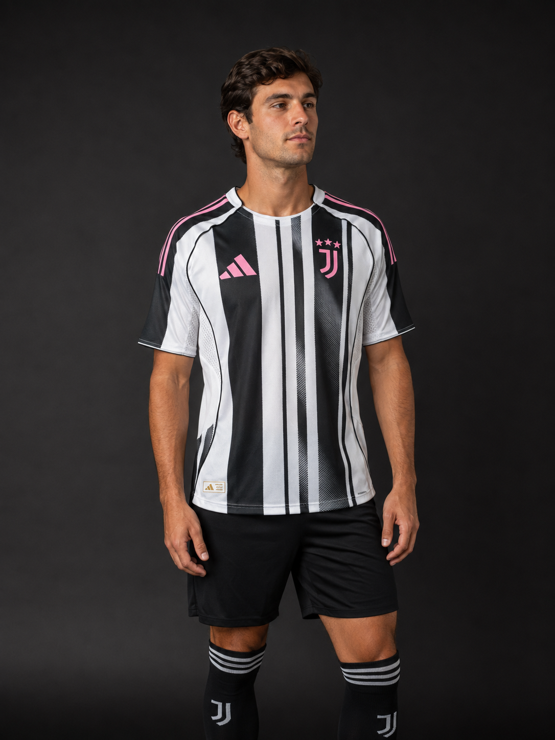 Jersey Juventus Local 25-26 V. Jugador con modelo - GOAT SPORTS