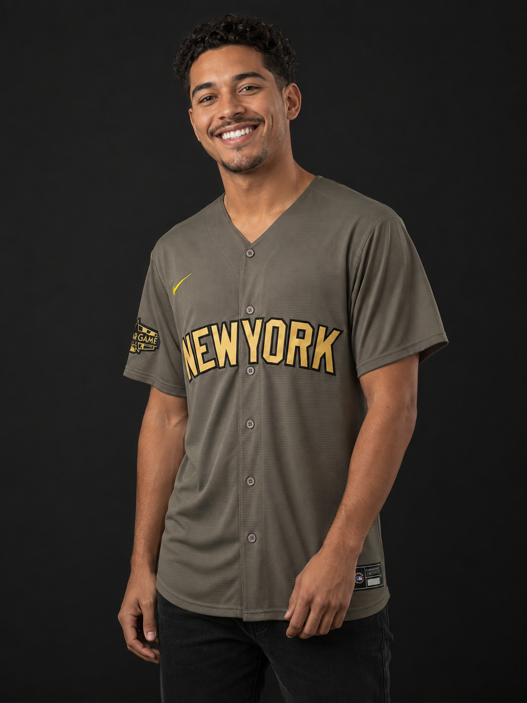 Jersey New York gris oscuro JUDGE 99 con modelo - GOAT SPORTS