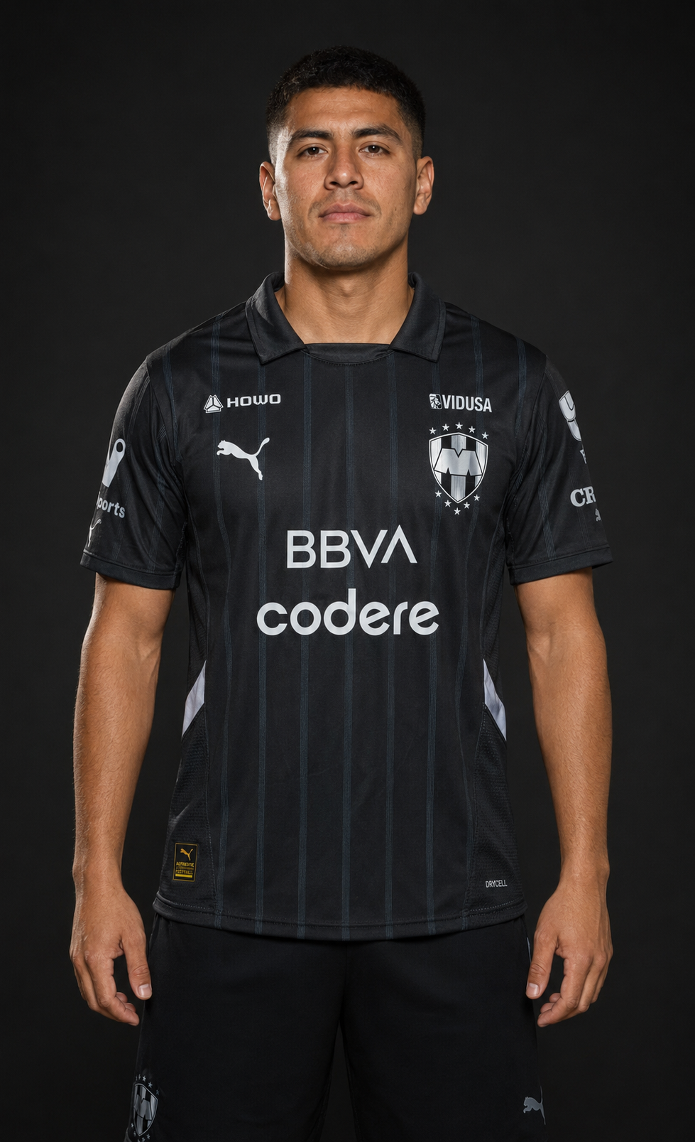 Modelo vistiendo Jersey Rayados Alternativa 25 versión jugador negra