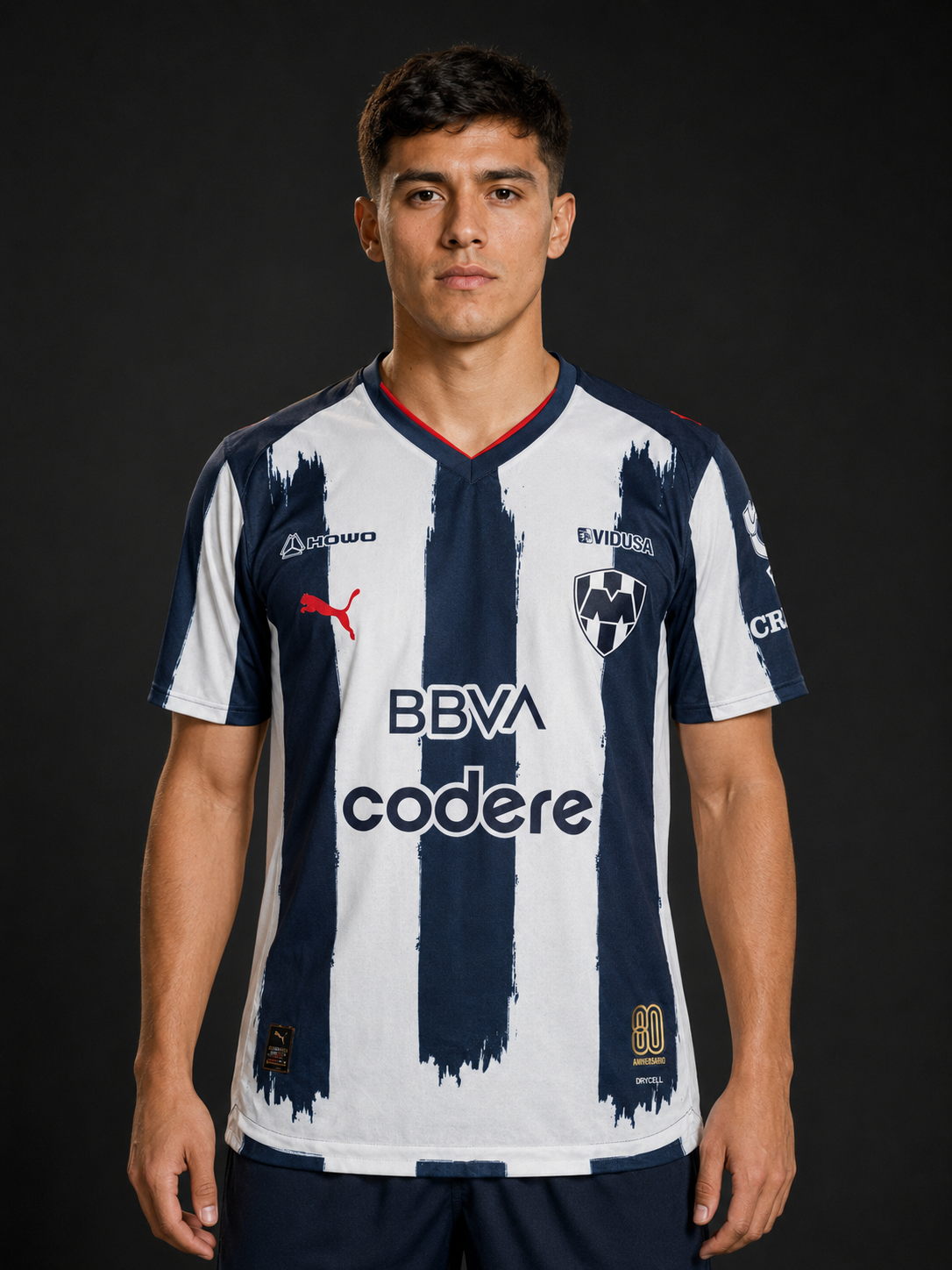Modelo vistiendo Jersey Rayados Local 25-26 versión jugador