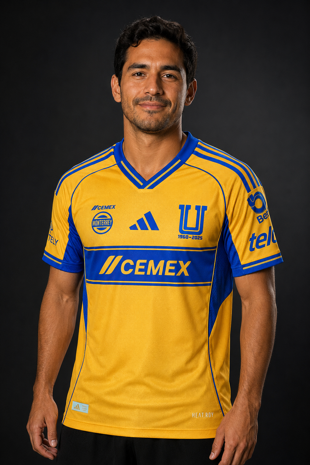 Modelo sonriendo ligeramente con Jersey Tigres Local 25-26 versión jugador