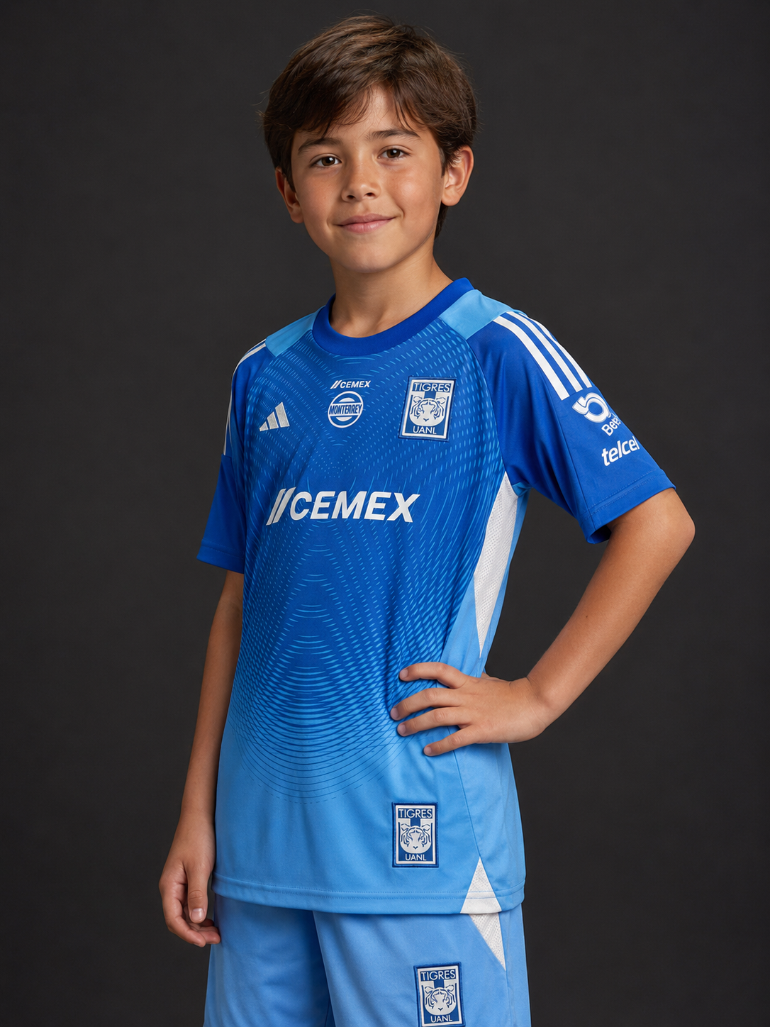 Jersey Tigres Portero Celeste 23-24 Infantil con modelo - GOAT SPORTS