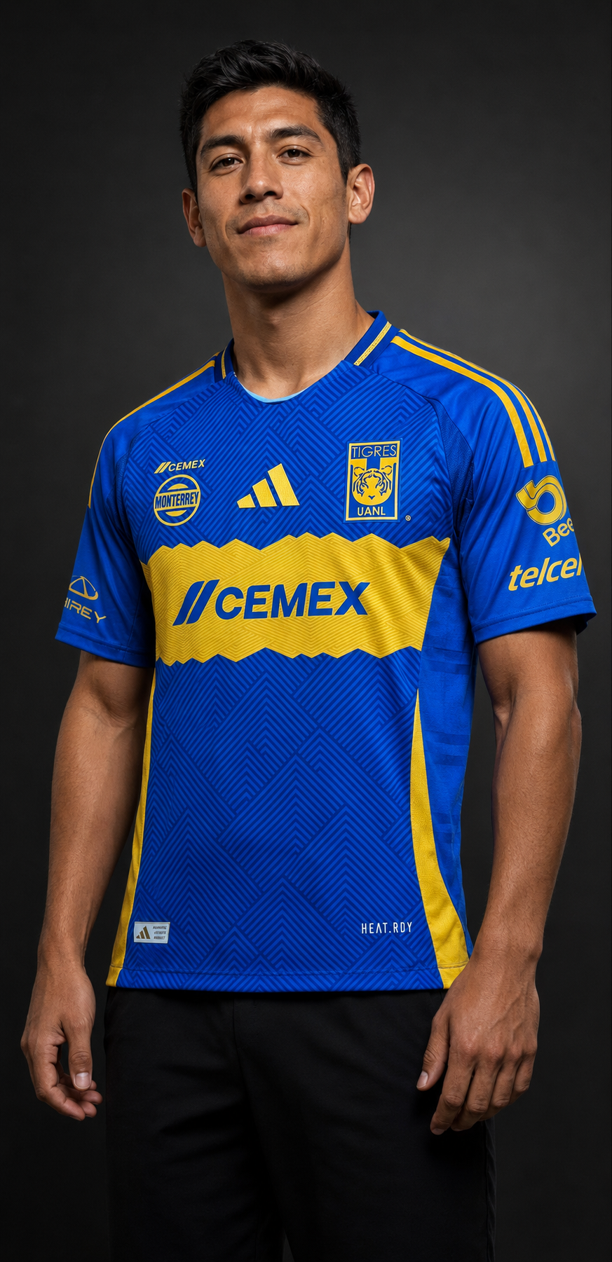 Jersey Tigres Visita 24-25 versión jugador en modelo, fotografía de estudio GOAT SPORTS