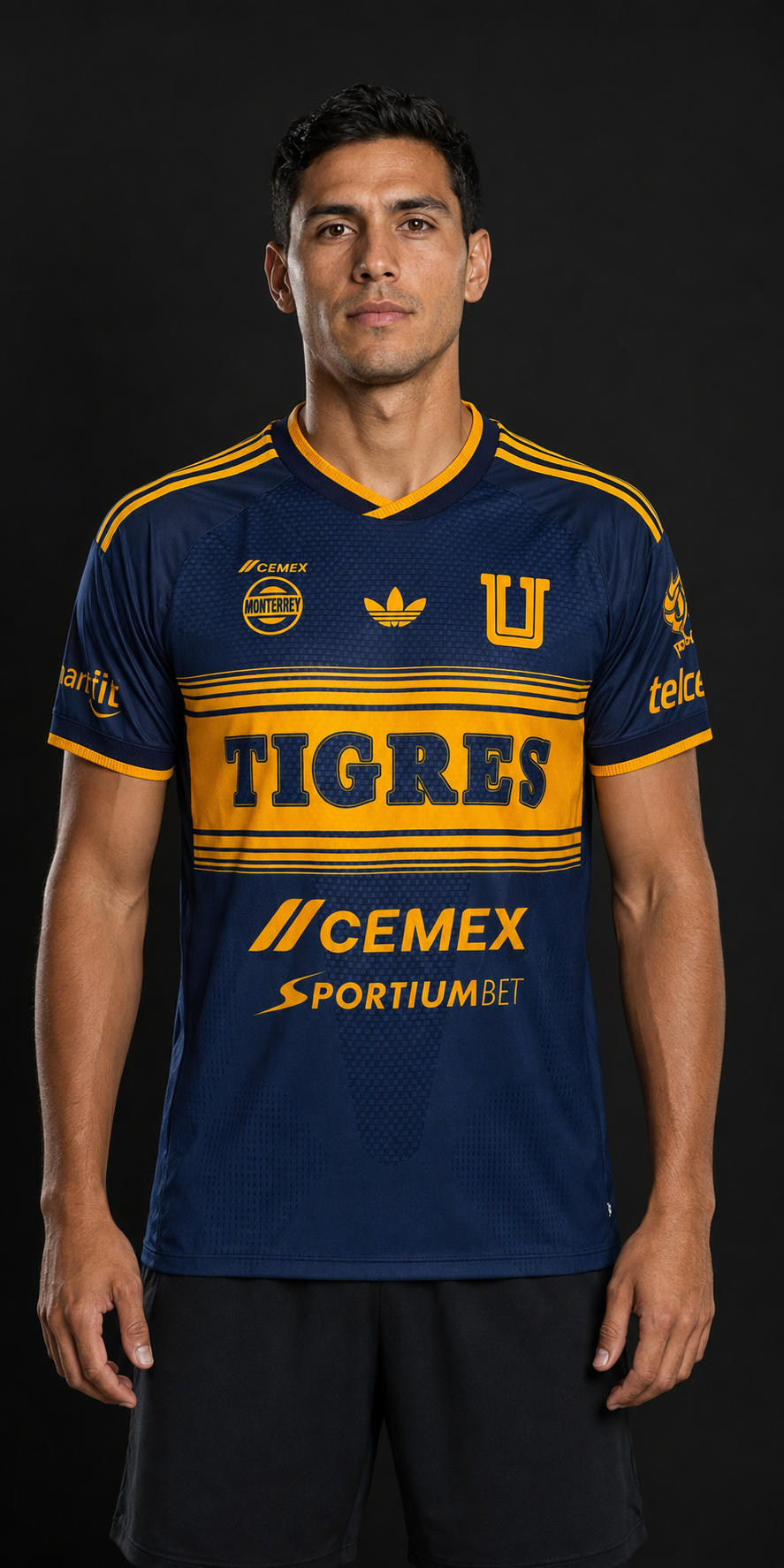 Modelo vistiendo Jersey Tigres Visita 26-27 azul marino y amarilla