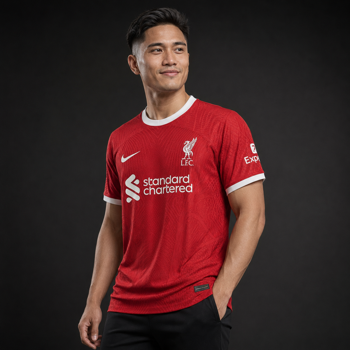Jersey Liverpool Local 23-24 con modelo