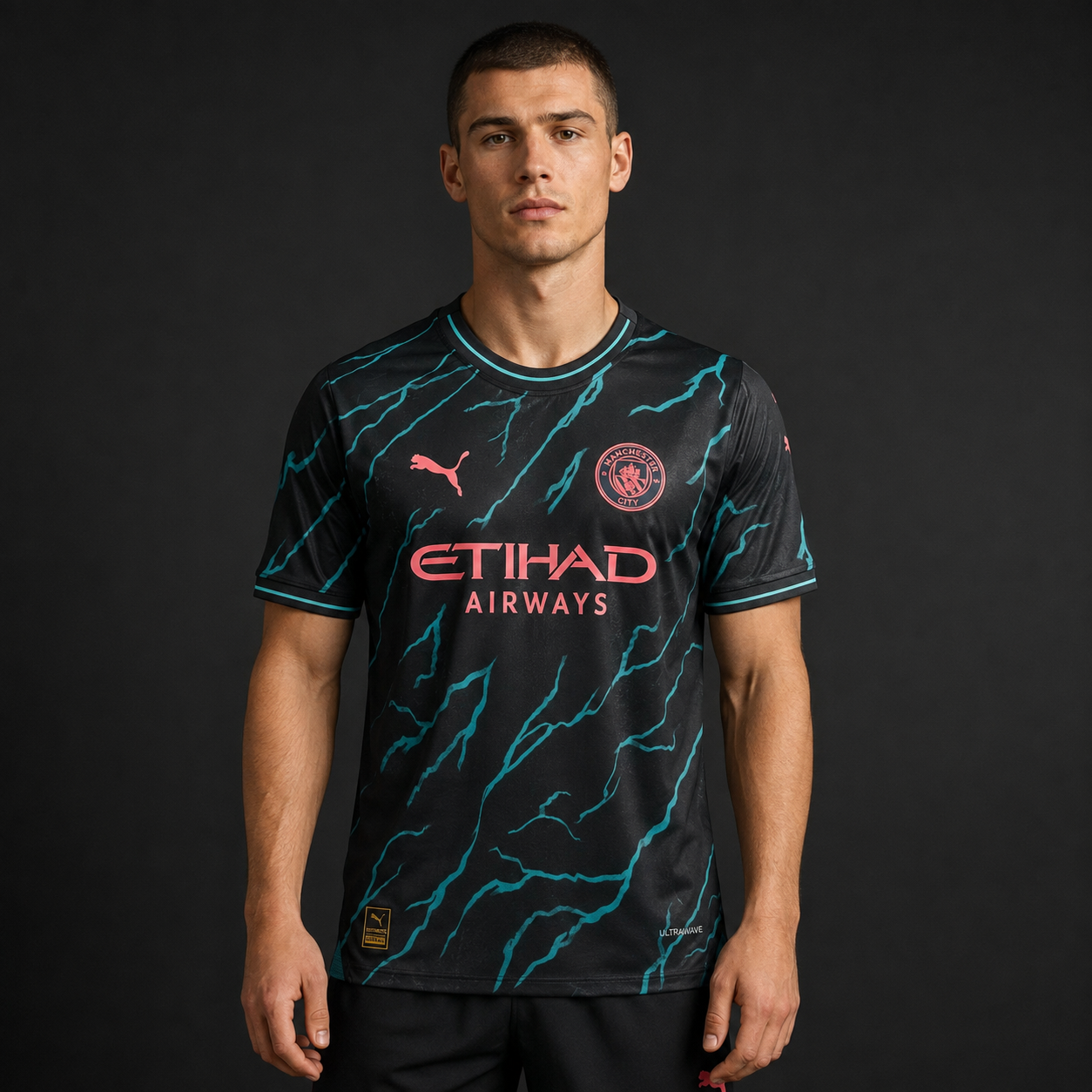 Jersey Manchester alternativa 23-24 con modelo