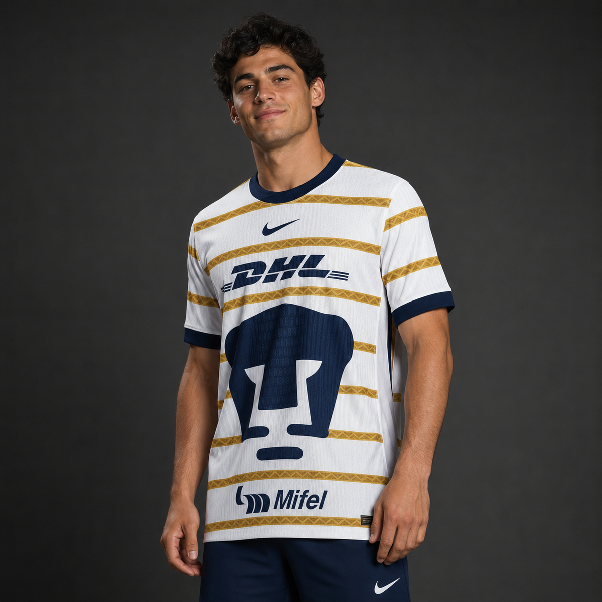 Jersey Pumas Local 24-25 con modelo
