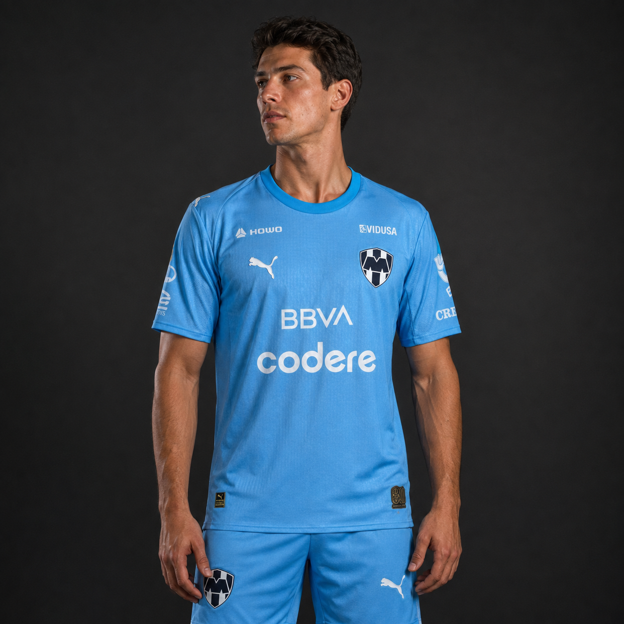 Jersey Rayados portero celeste 25-26 con modelo
